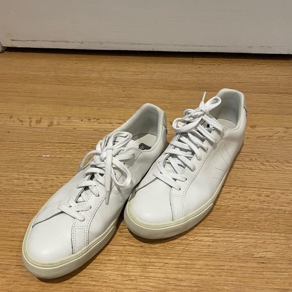 Veja white sneakers - Picture 2 of 3